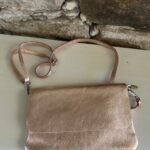 Pochette à bandoulière en cuir lamé rose gold