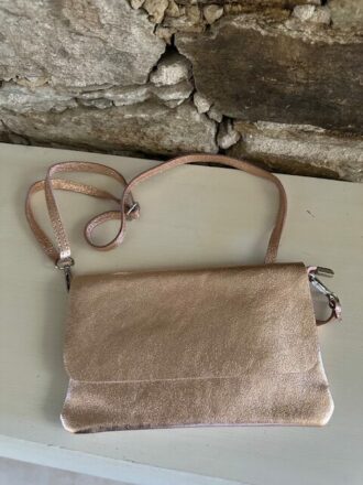 Pochette à bandoulière en cuir lamé rose gold