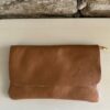 Pocheà bandoulière en cuir grainé camel