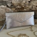 Pochette enveloppe à bandoulière en cuir lamé argenté