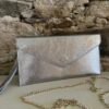 Pocheenveloppe à bandoulière en cuir lamé argenté