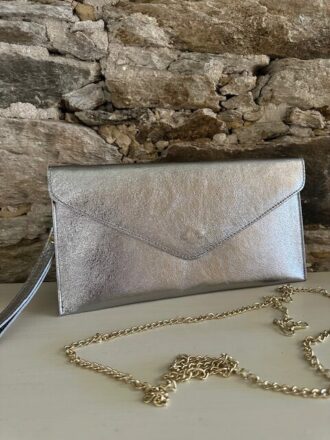 Pocheenveloppe à bandoulière en cuir lamé argenté