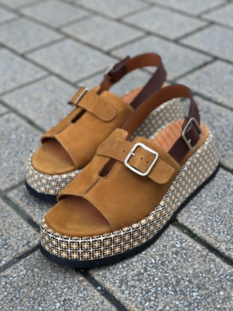 Boutique de chaussures pour femmes dans le centre ville de Nantes