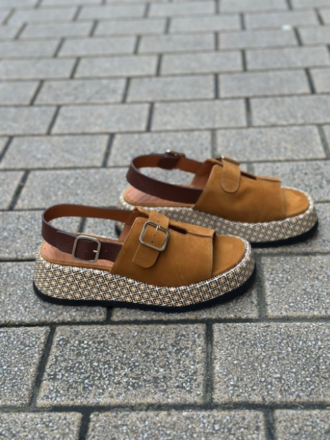 Boutique de chaussures pour femmes dans le centre ville de Nantes