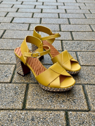 Boutique de chaussures pour femmes dans le centre ville de Nantes